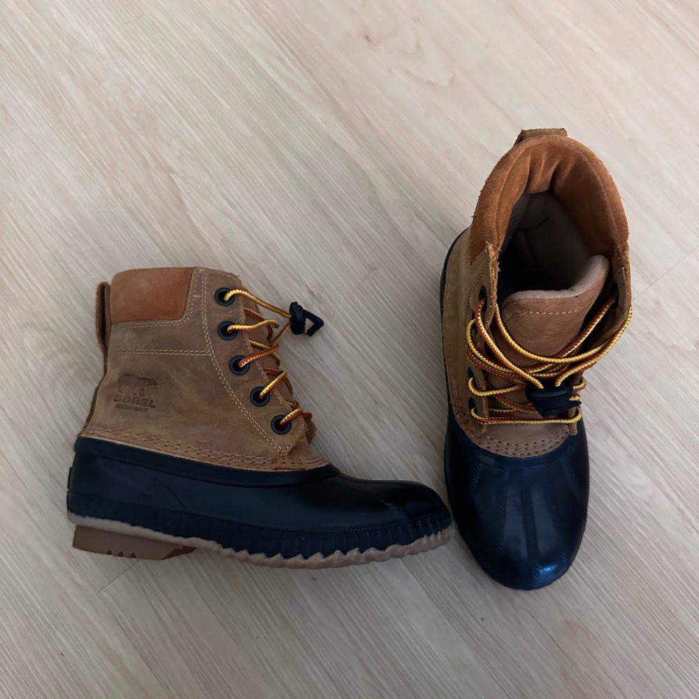 Sorrel Cheyanne Li Snow kids Size 4  boots waterproof